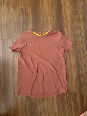 Hoka Women's Short Sleeve Tee in Rose with Yellow Trim